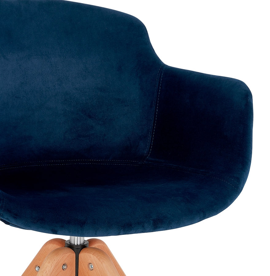 Velouria | Luxe fauteuil met armleuningen - elegant design - natuurlijk hout