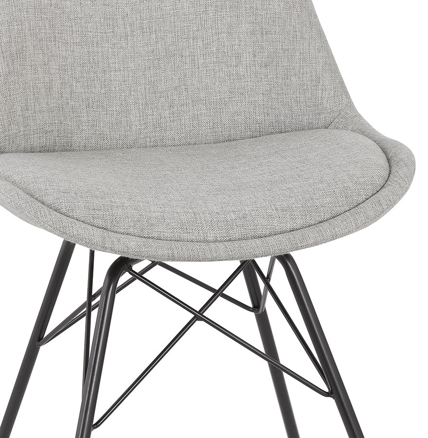 Vistara | Luxe fauteuil van grijs stof – elegant design met zwarte metalen poten