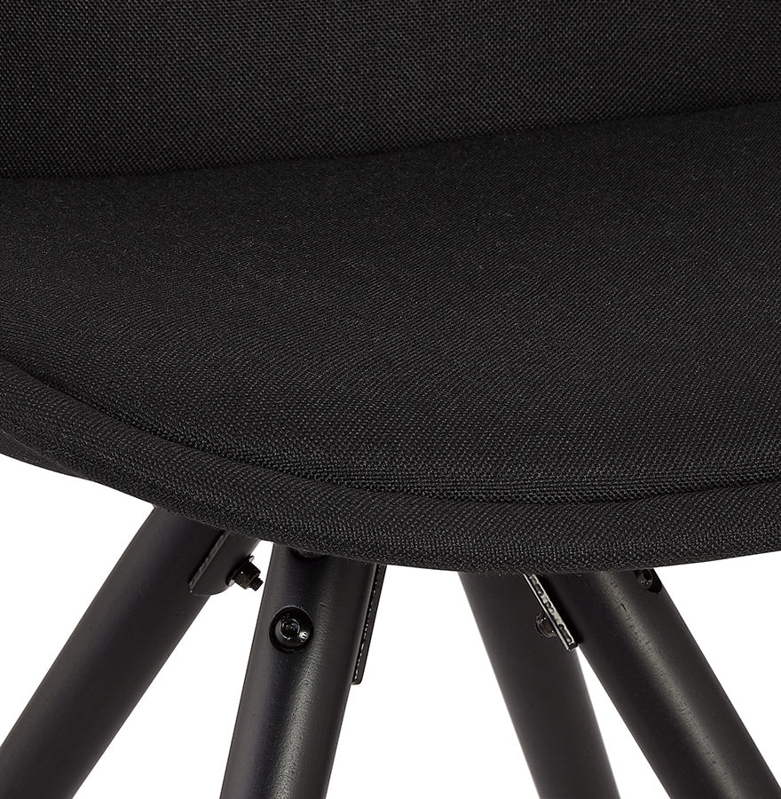 Nostalgique | Luxe fauteuil en tissu noir et bois - Élégance intemporelle