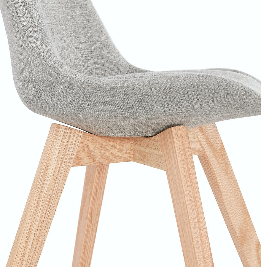 Nordique | Luxe grijze stoel met natuurlijke houten poten-OfficeKing